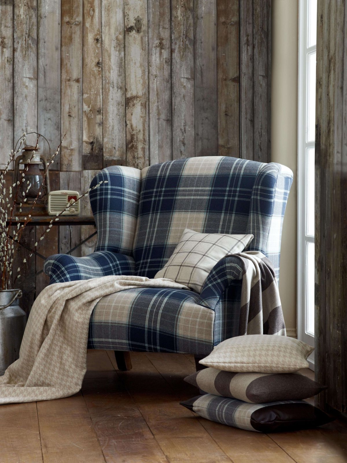 Кресло в шотландскую клетку