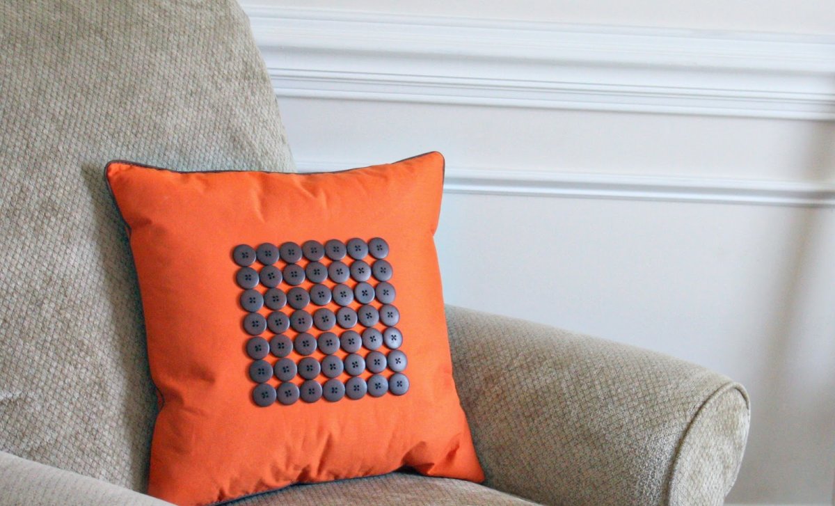 Диван и диванные подушки с пуговицами