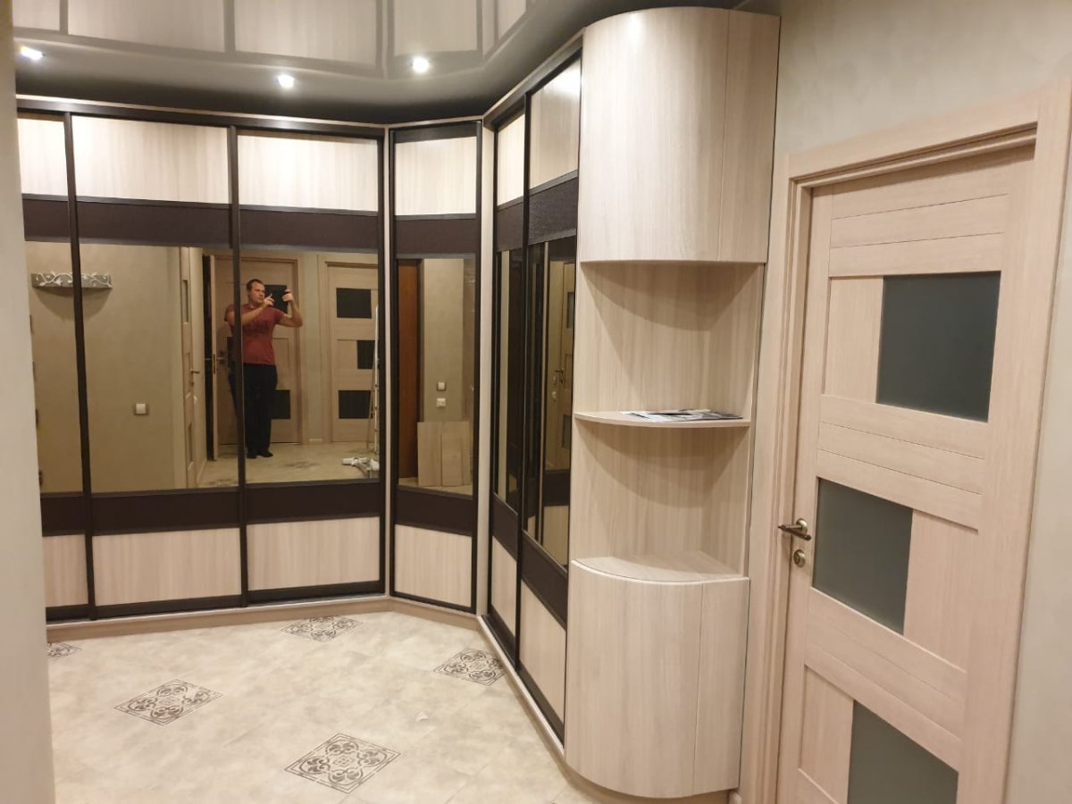 Шкаф купе с закругленным углом в прихожую