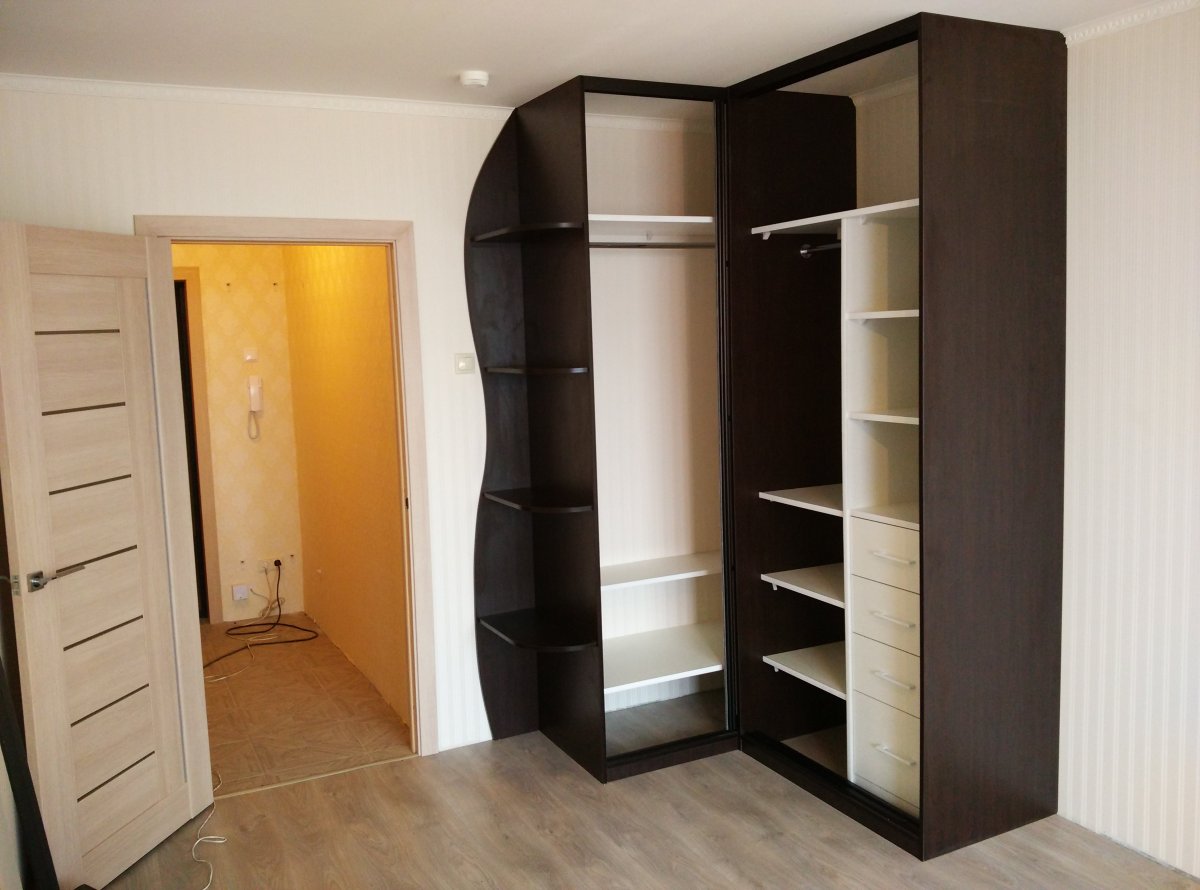 Угловой шкаф изнутри