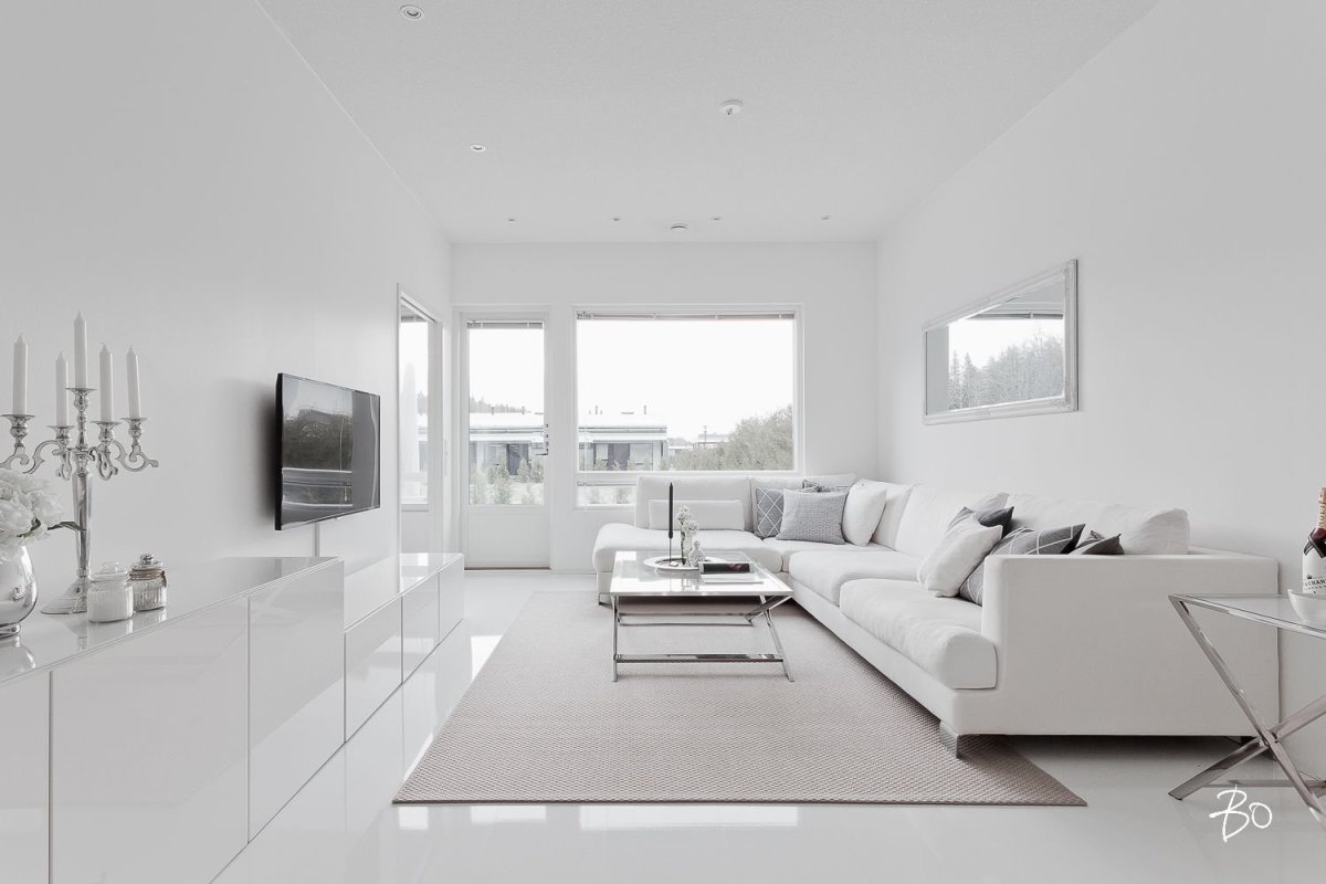 Белый интерьер гостиной однотонный