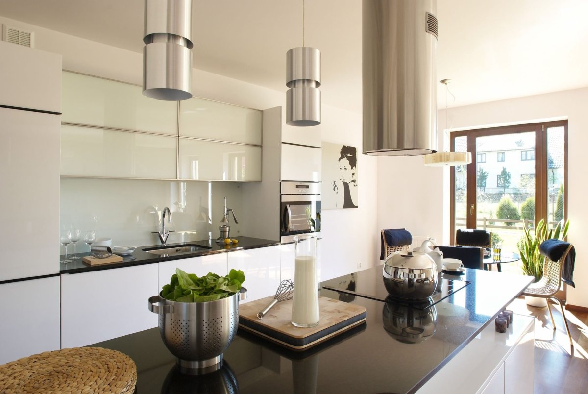 Круглая вытяжка для кухни в интерьере