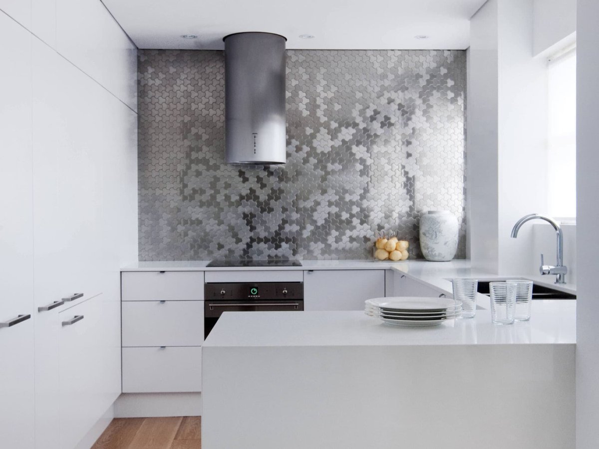 Белая мозаика на фартук кухни