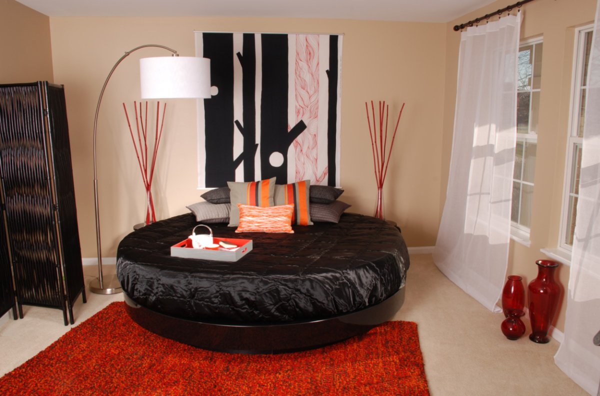 Круглая кровать черная