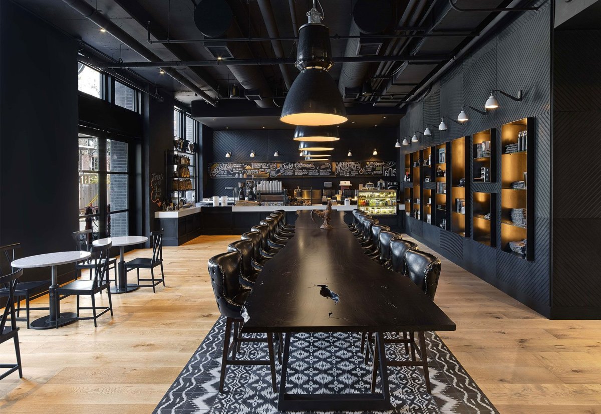 Темный интерьер ресторана