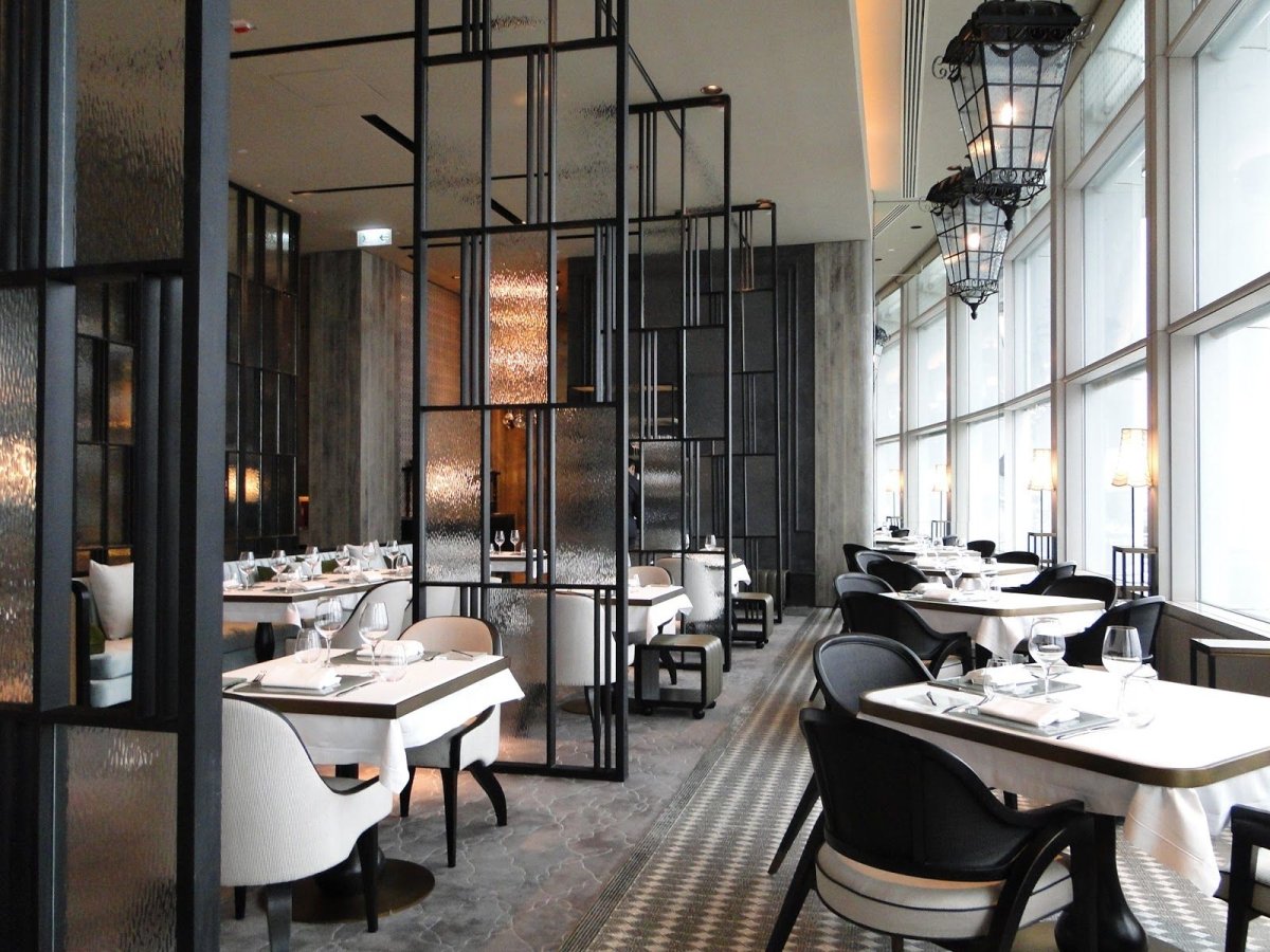 Интерьер кафе с большими окнами