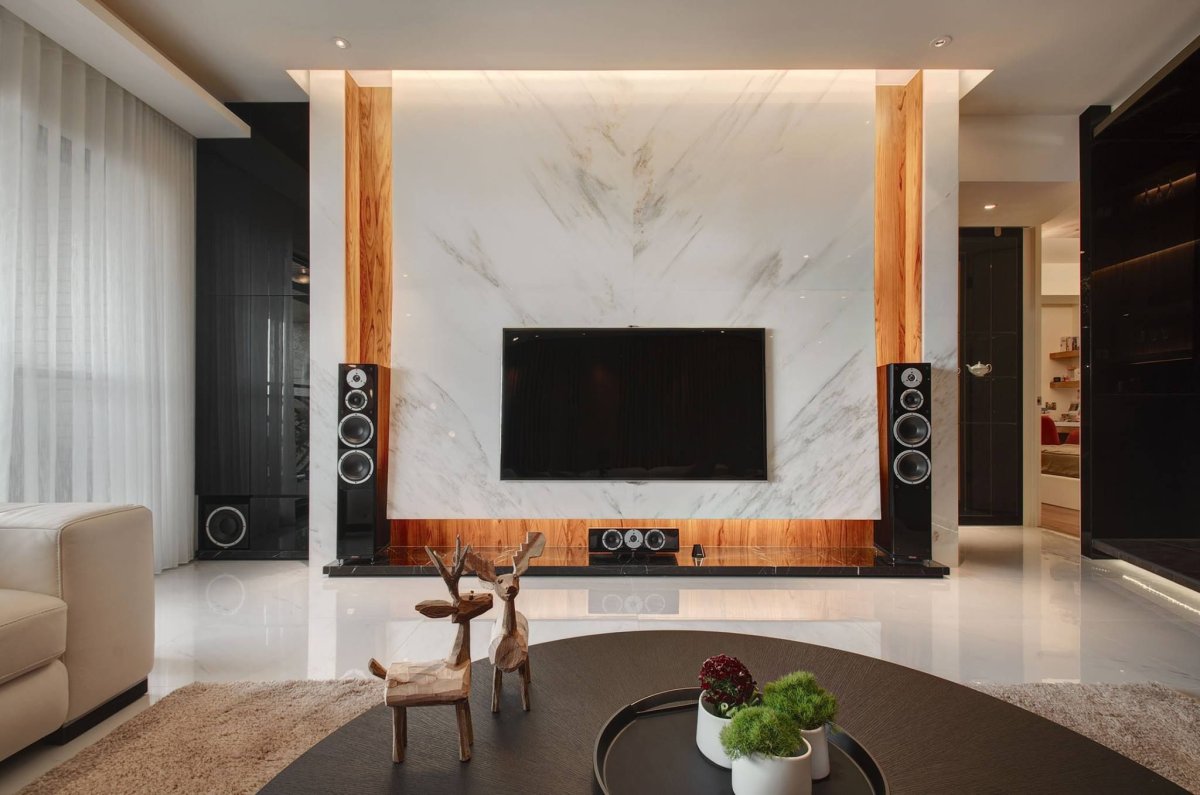 Телевизор на колонне