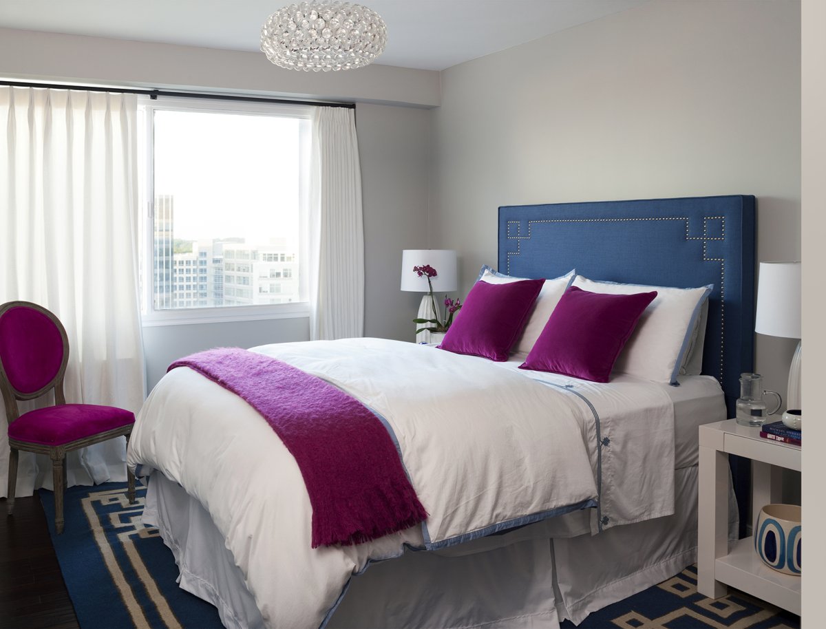 Фуксия в интерьере спальни