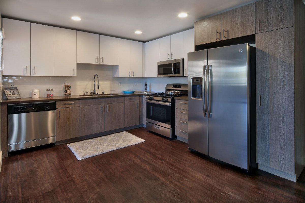 Серый холодильник в интерьере кухни