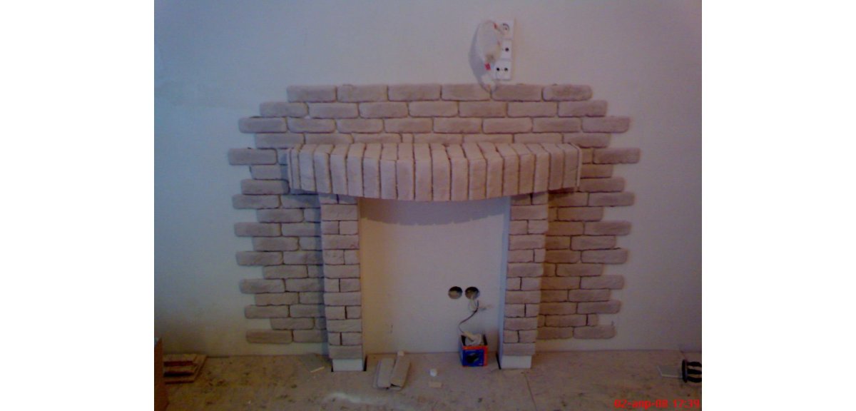 Декоративный камин из кирпича