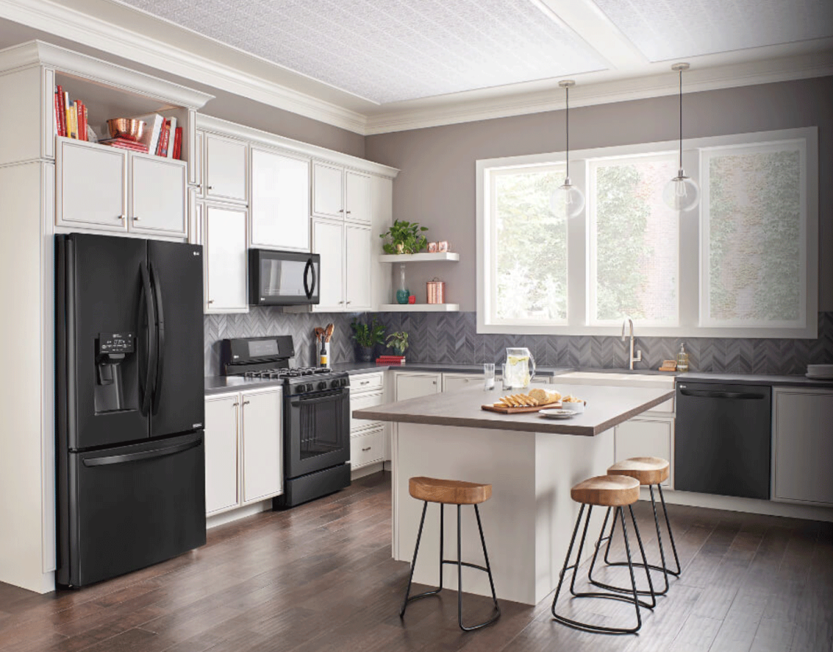 Черный холодильник в интерьере кухни