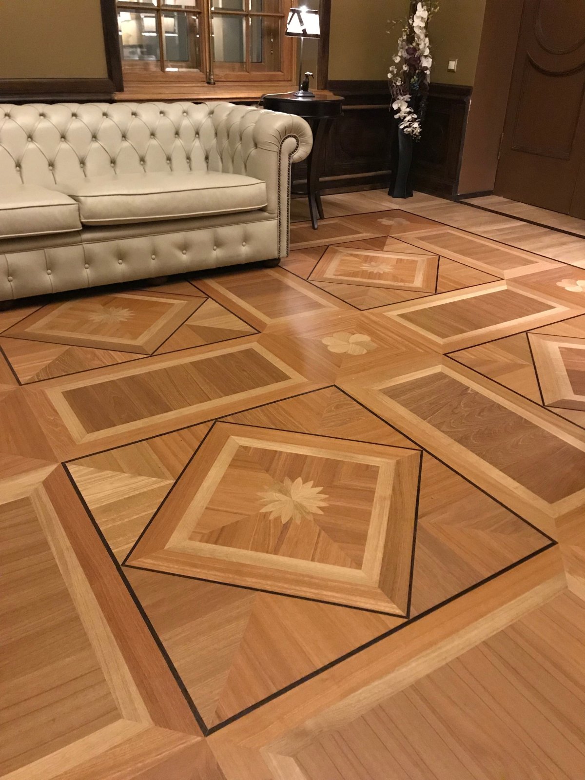 Плиточные и деревянные полы.