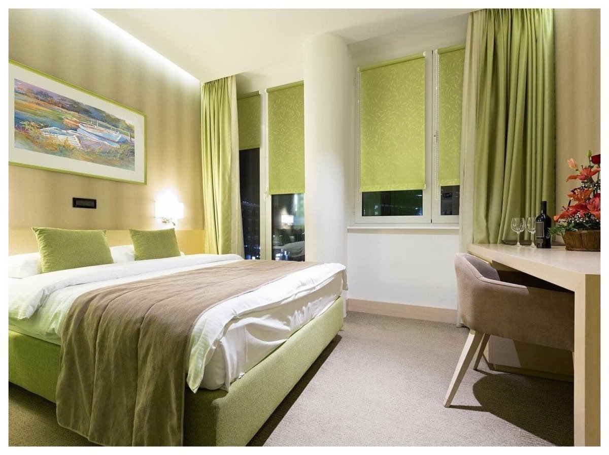 Рулонные шторы в спальне