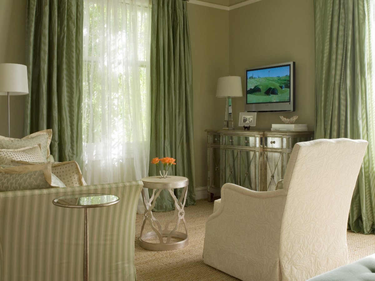 Шторы к оливковым стенам