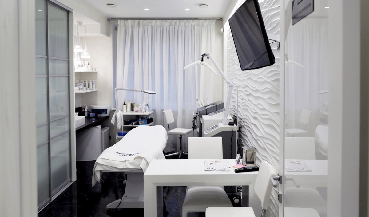 Белый кабинет косметолога
