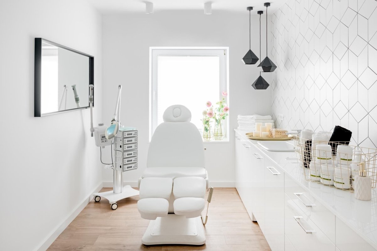 Зеркало в кабинете косметолога