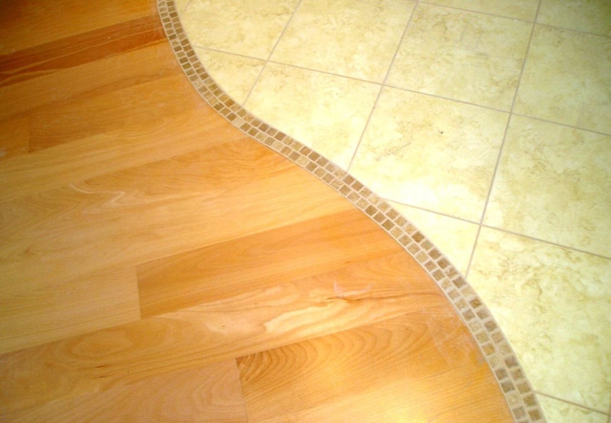 Стык плитки и ламината