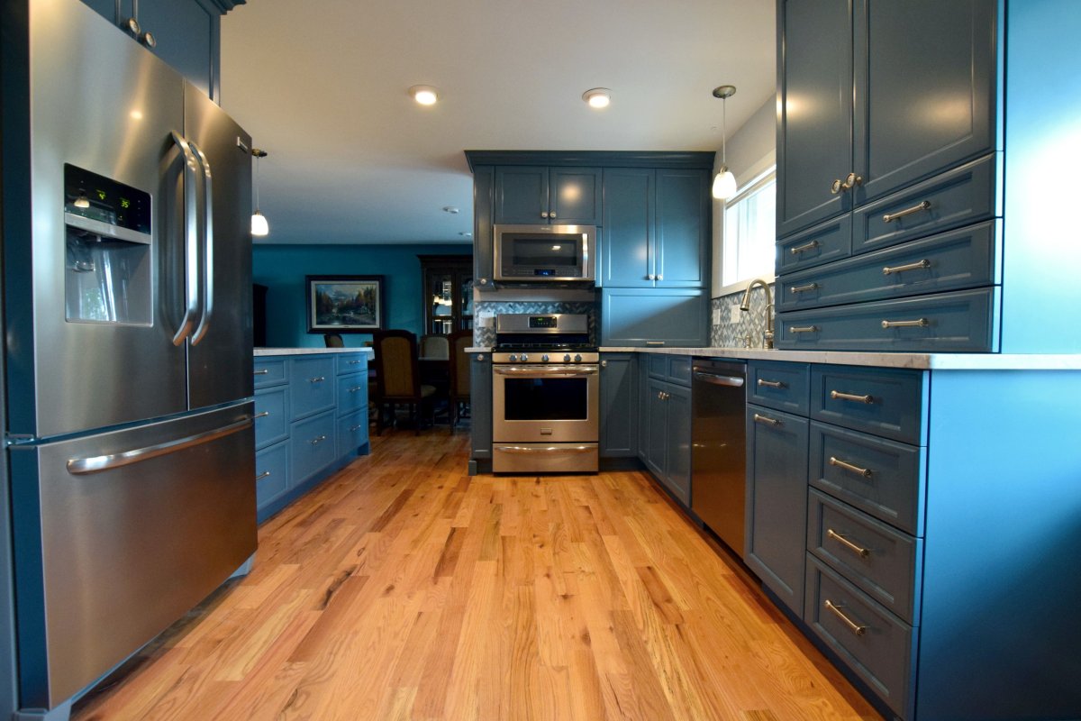 Кухня темно синяя с деревом