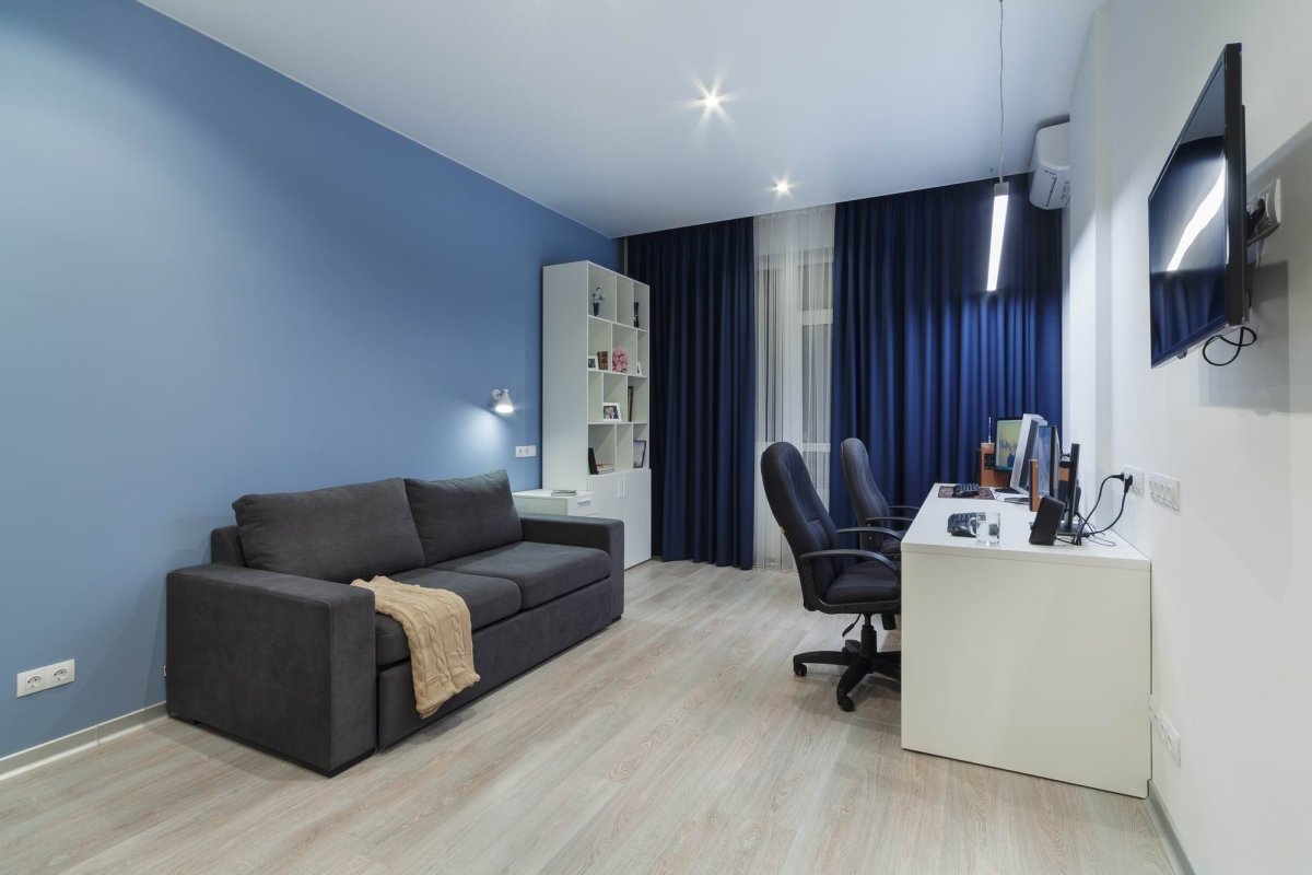 Светлый ламинат и синие стены