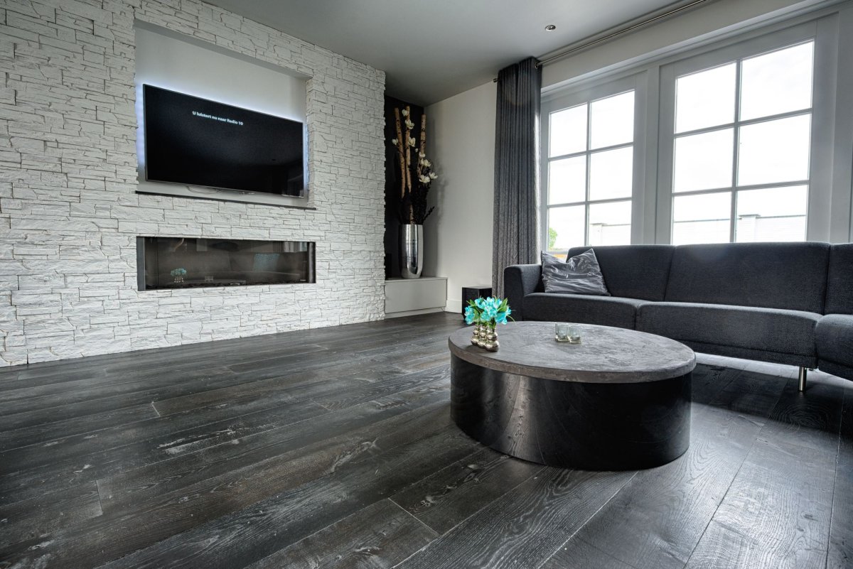 Черный ламинат