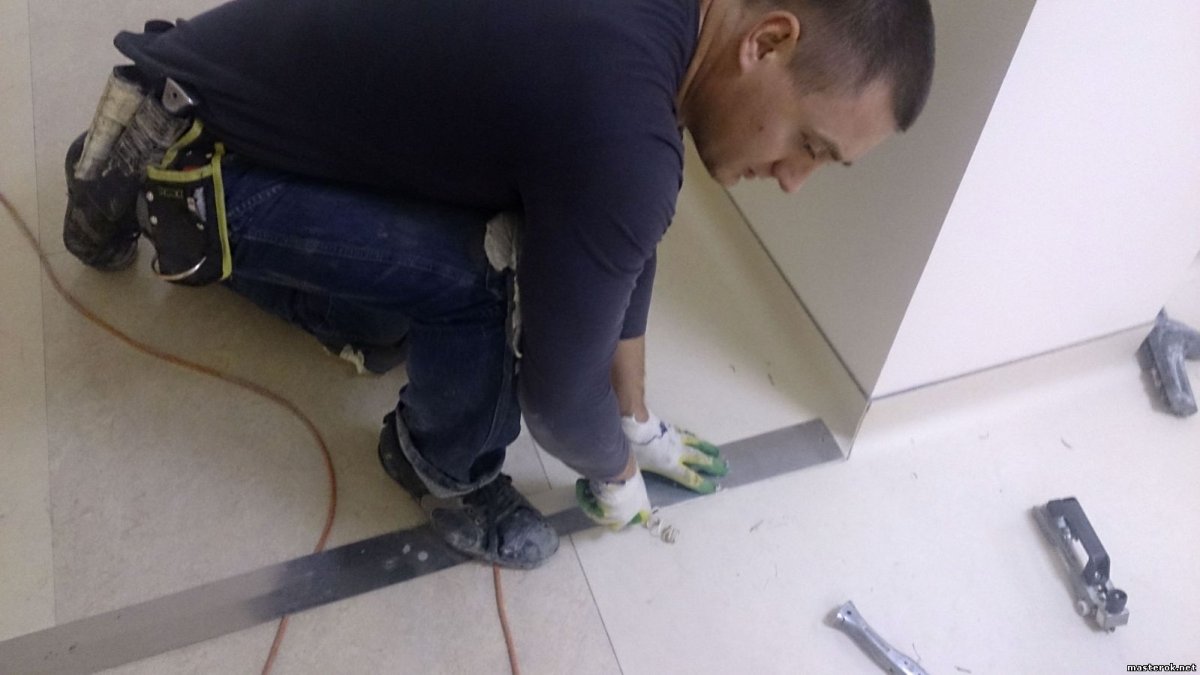 Укладка линолеума мастером