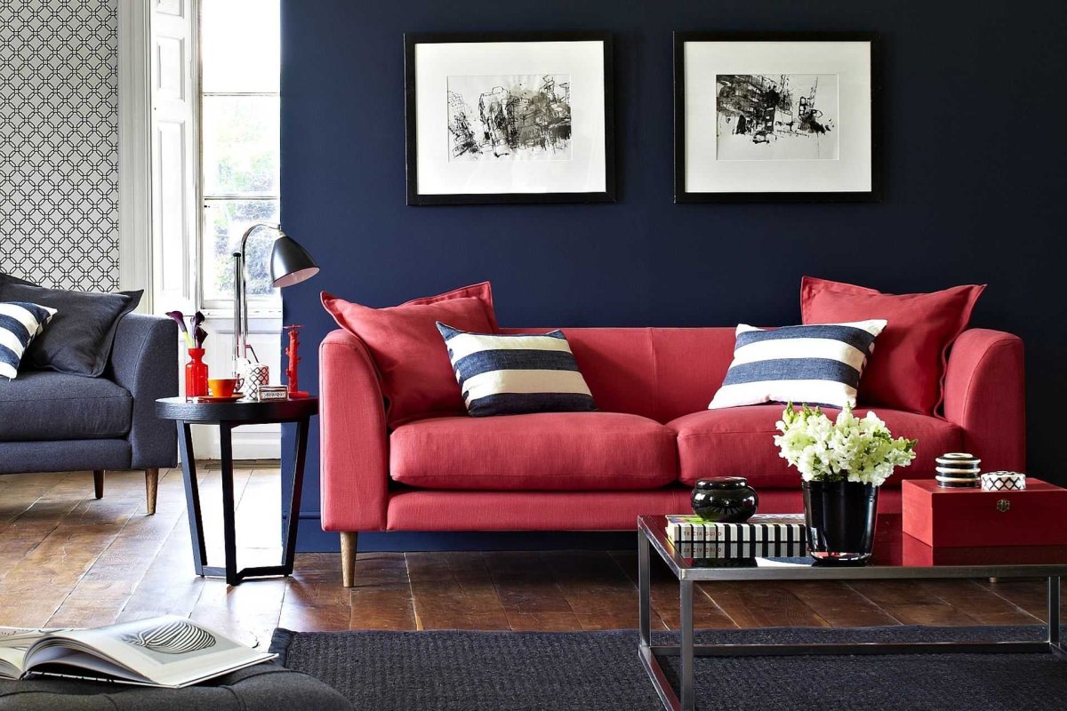 Коралловый диван в интерьере