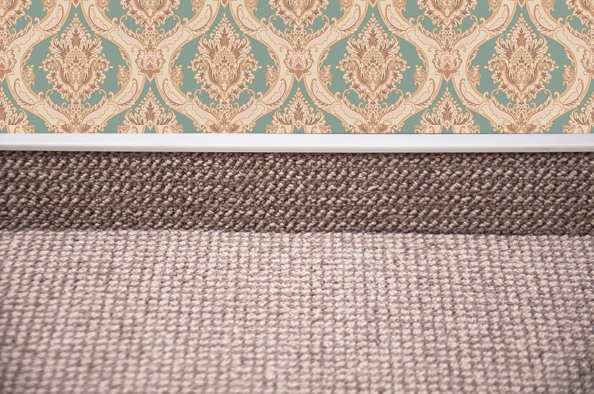 Плинтус для ковролина "Korner" listwa светло-серый (2500*13,8*50 мм