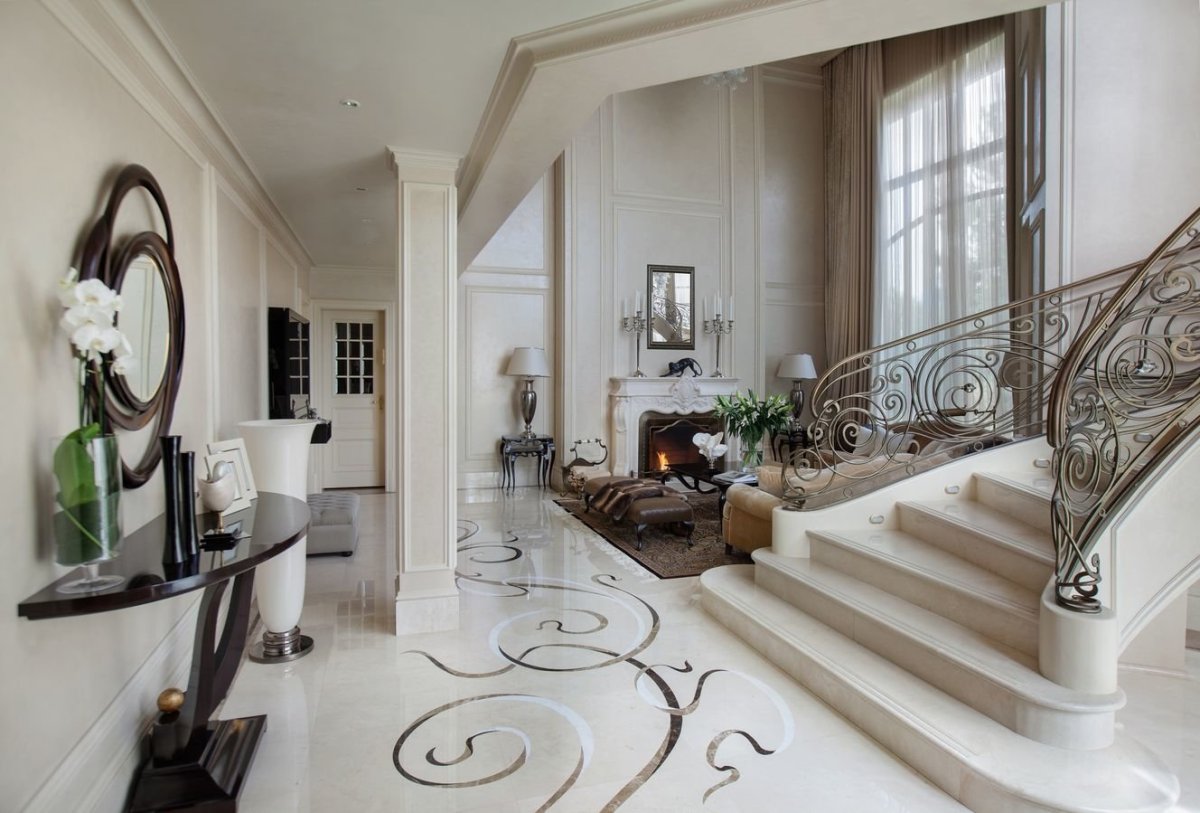 Гостиная с лестницей классика