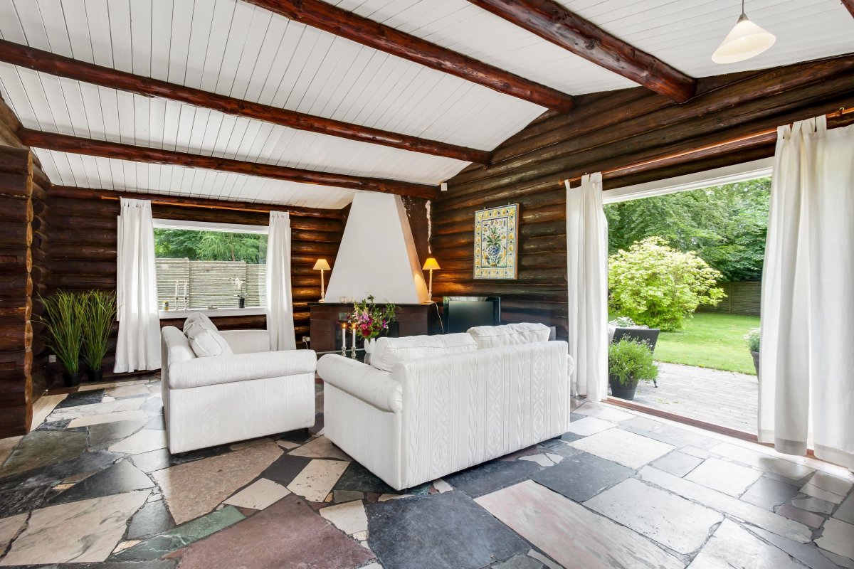 Интерьер сруба с белым полом