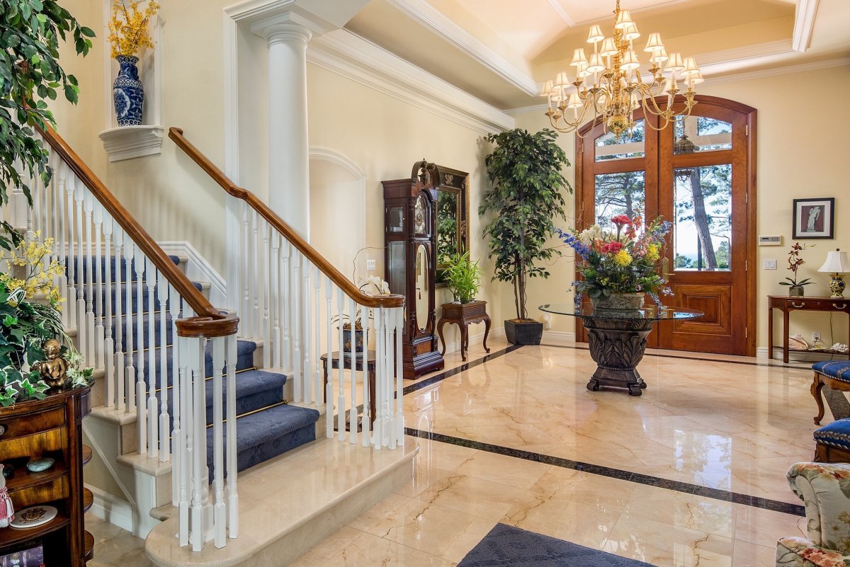 Холл с лестницей в частном доме