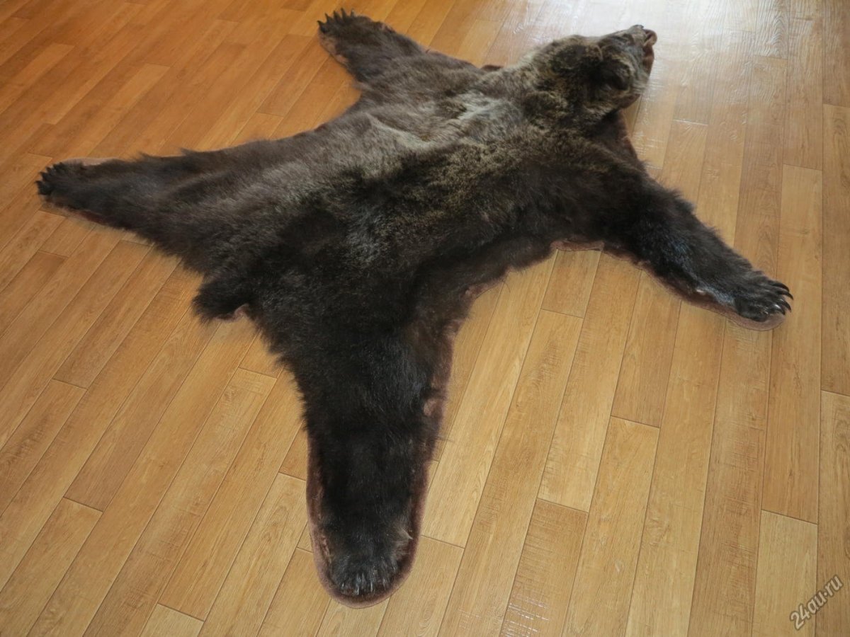 Коврик в виде шкуры медведя