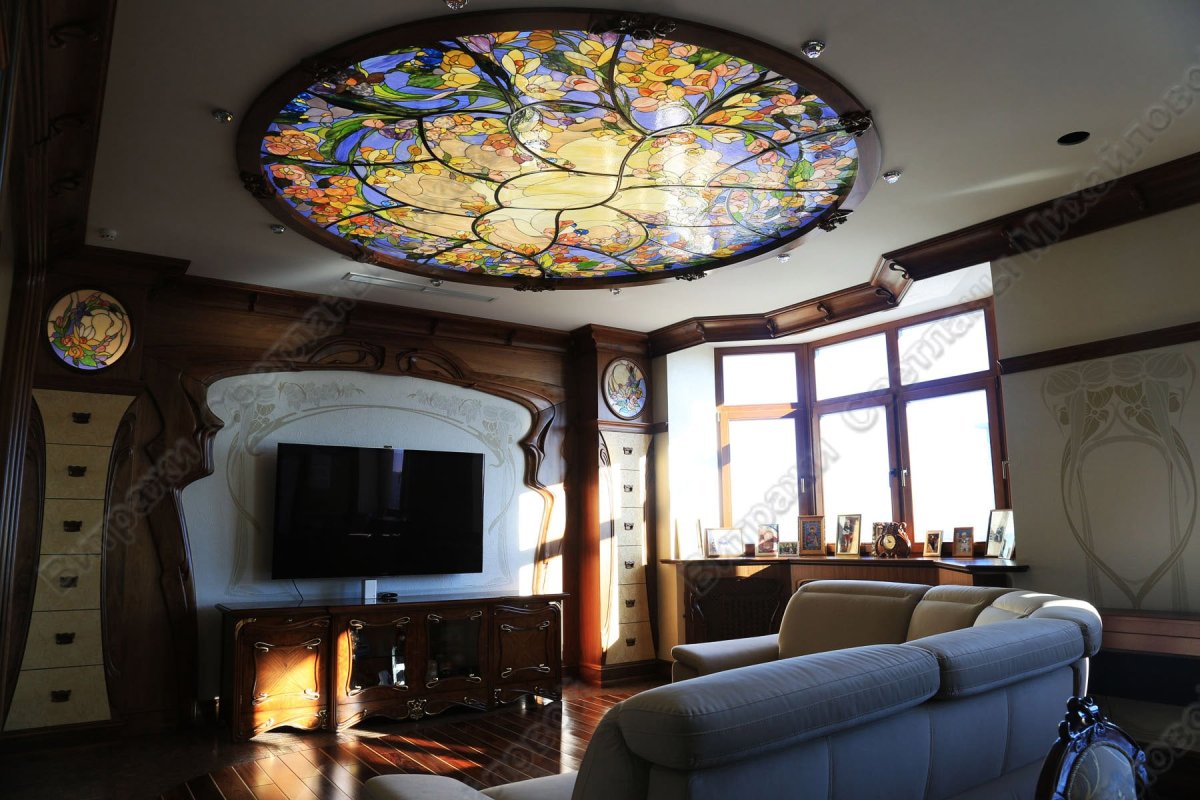 Овальный потолочный витраж в интерьере