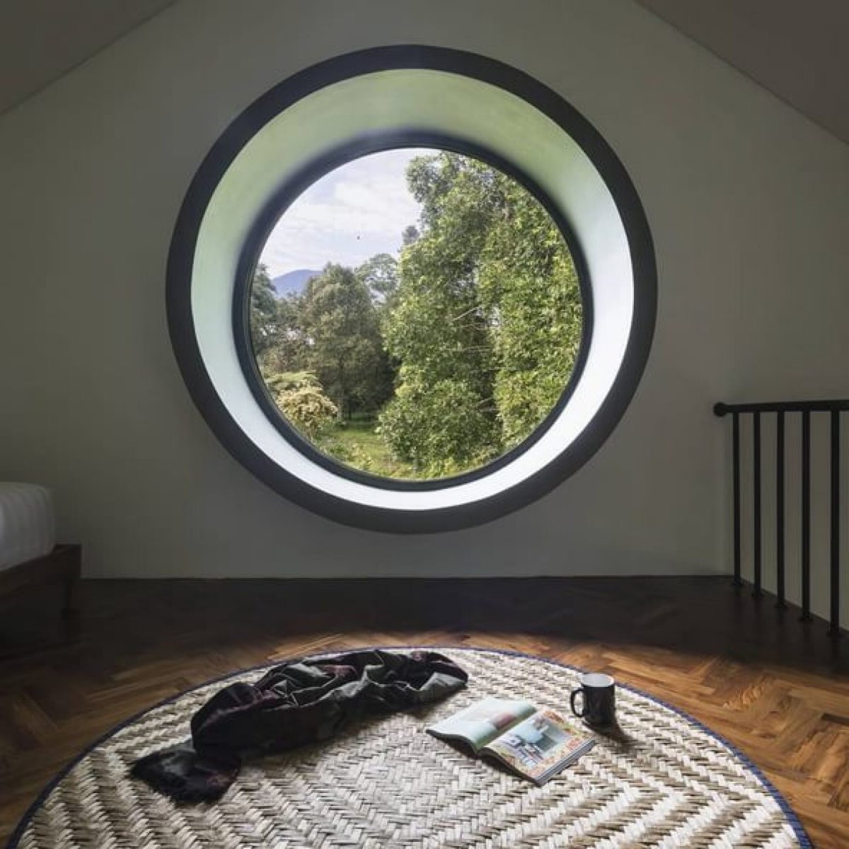 Дом с круглыми окнами