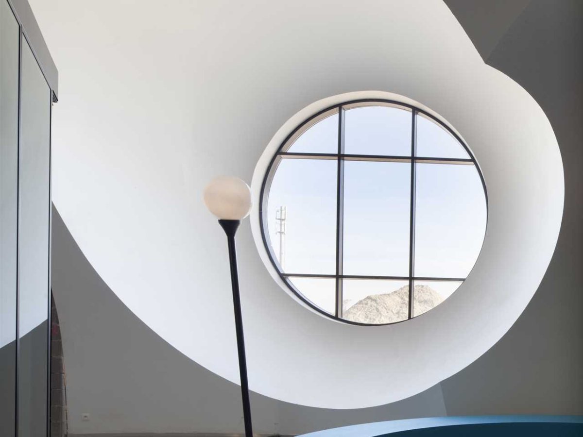 Комната с круглым окном