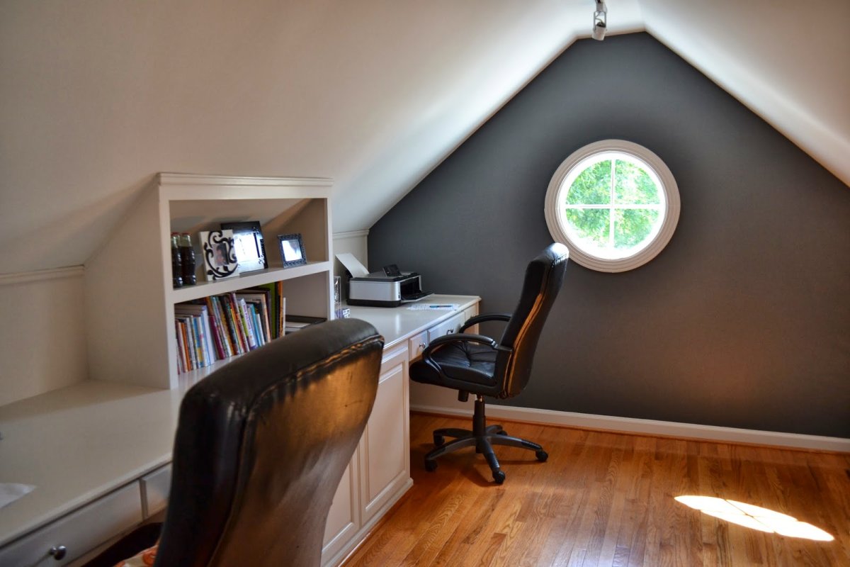 Круглое окно на мансарде