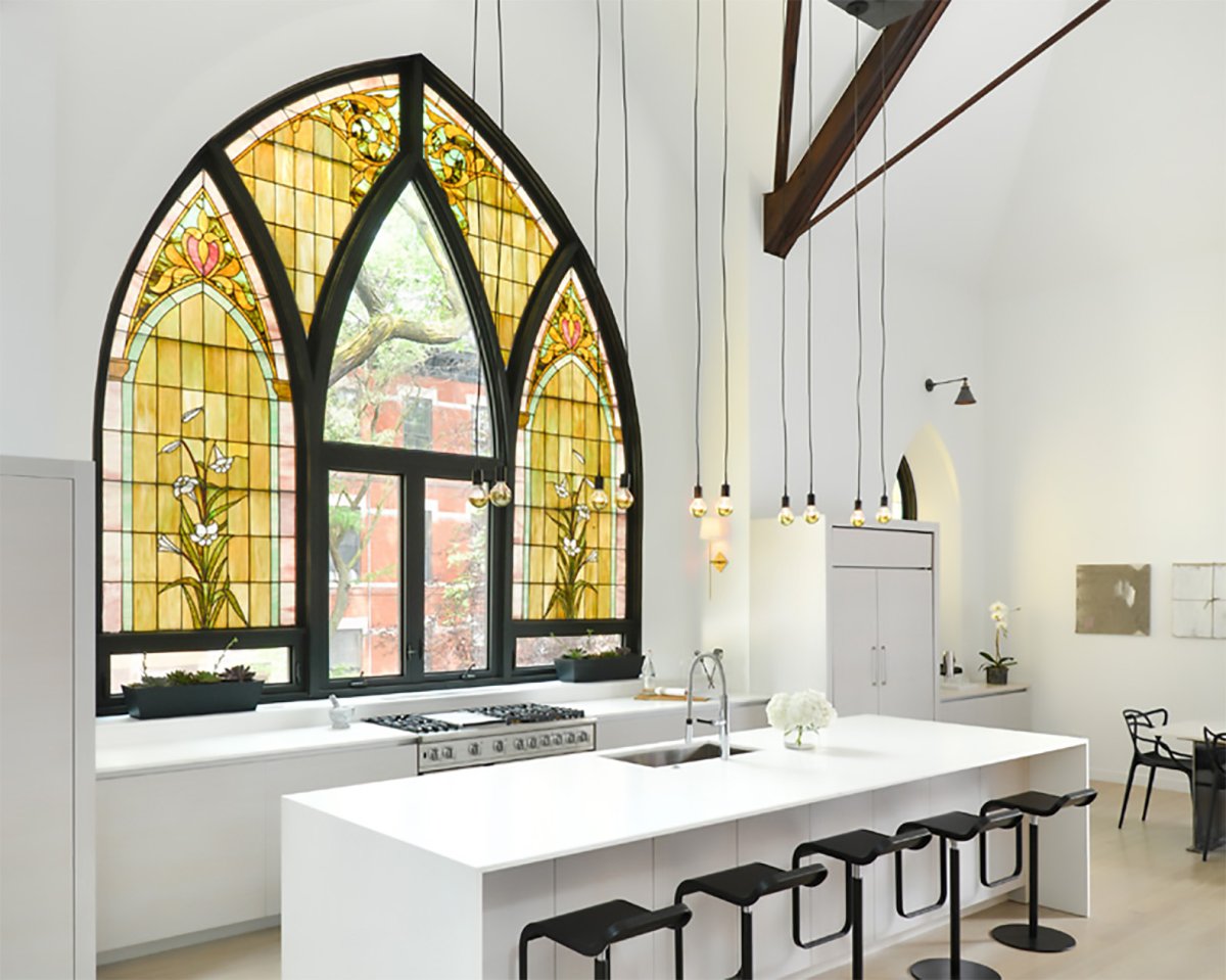 Цветные витражи в интерьере лофта