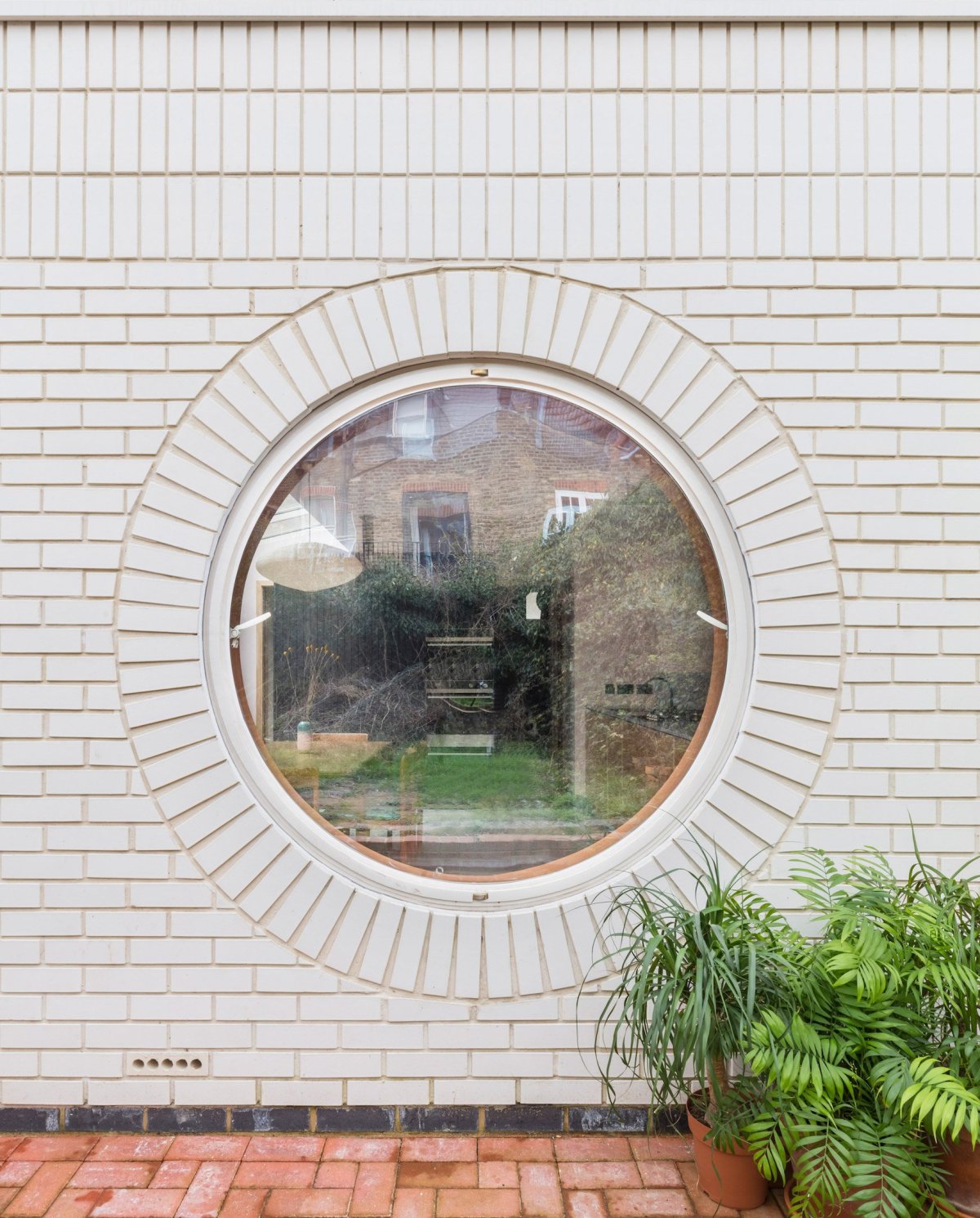 Обрамление круглого окна