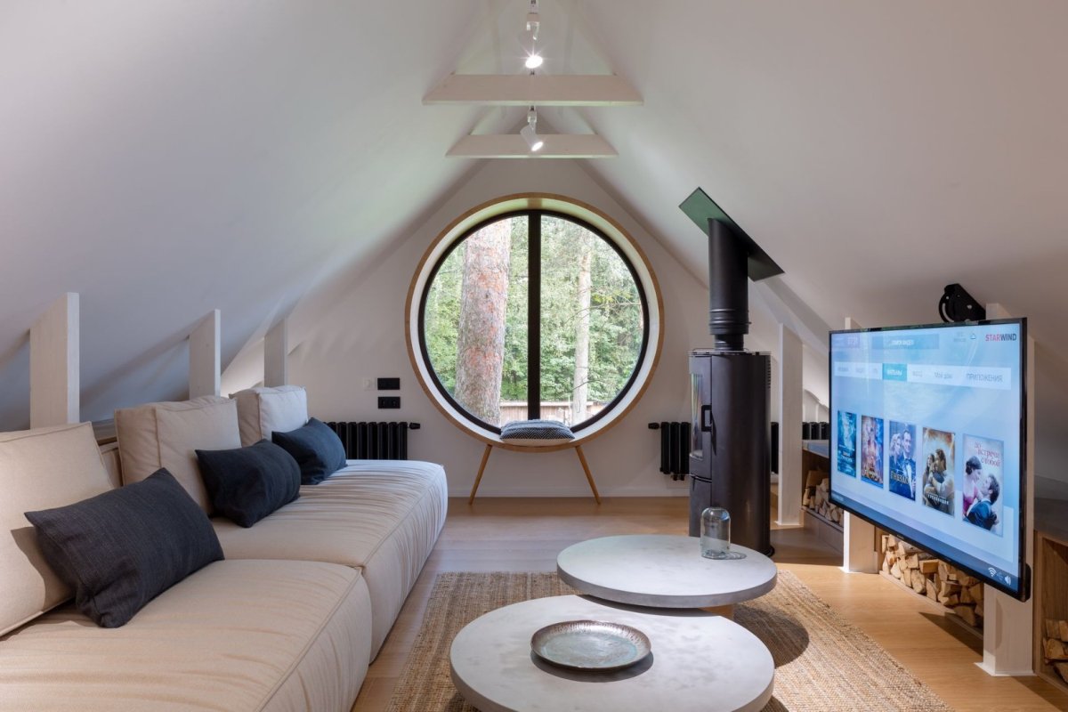 Комната с круглым мансардным окном