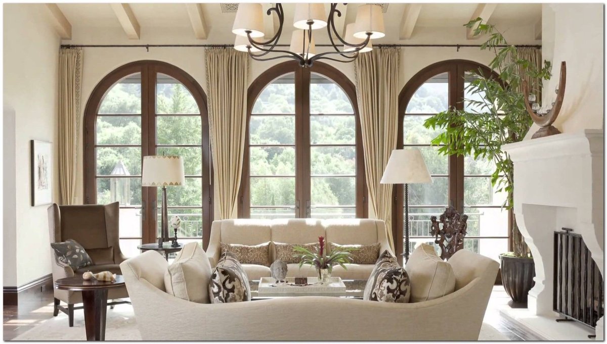 Гостиная с арочными окнами