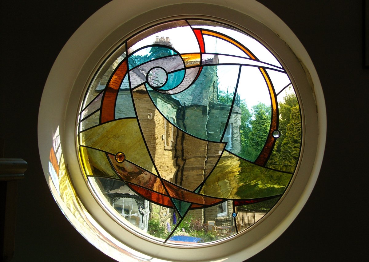 Круглое окно с витражом