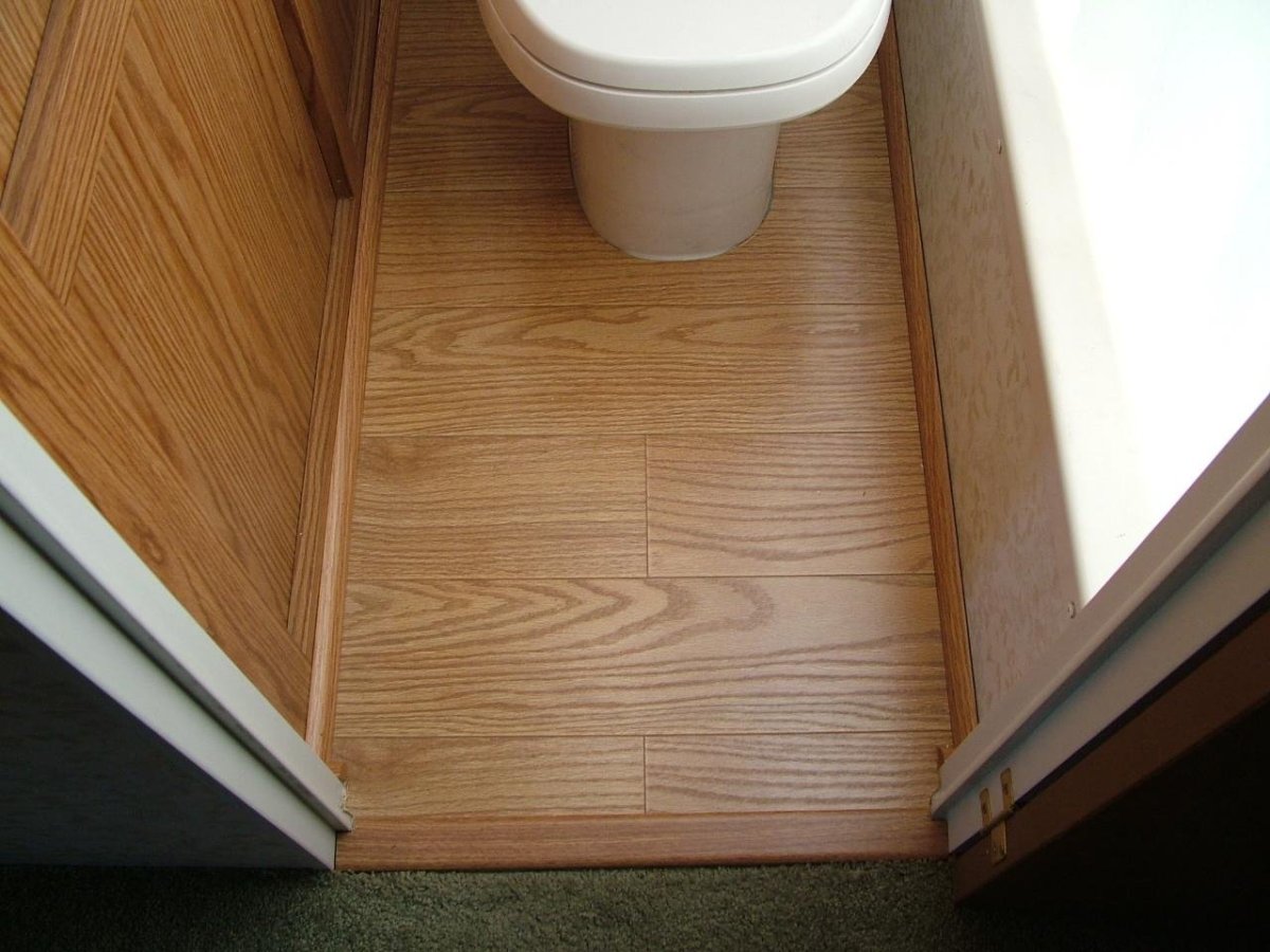 Отделка туалета ламинатом стены