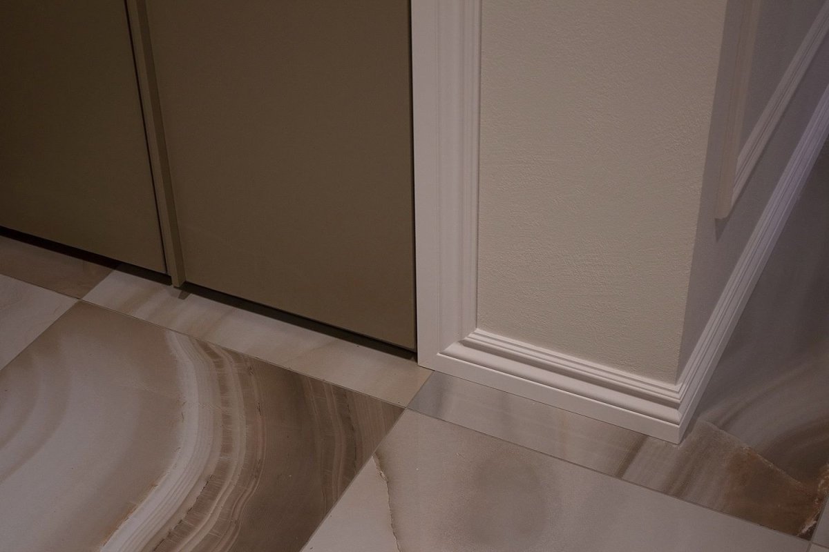 Стык плинтуса и шкафа
