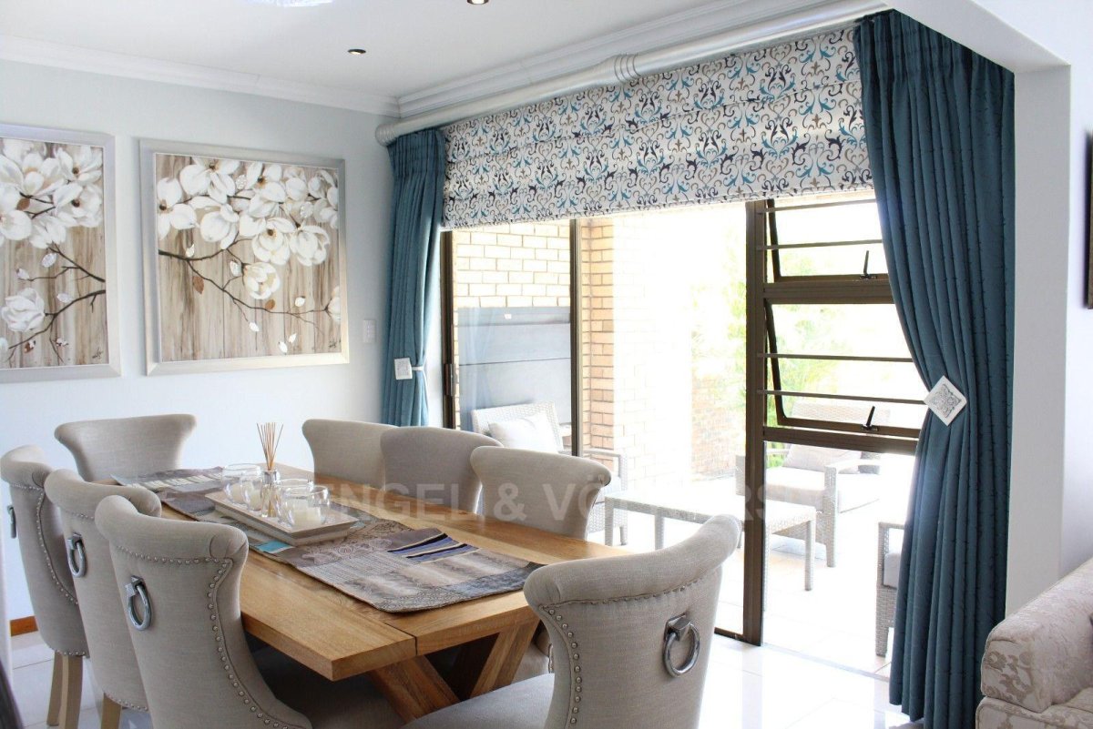 Сочетание римских штор с обычными