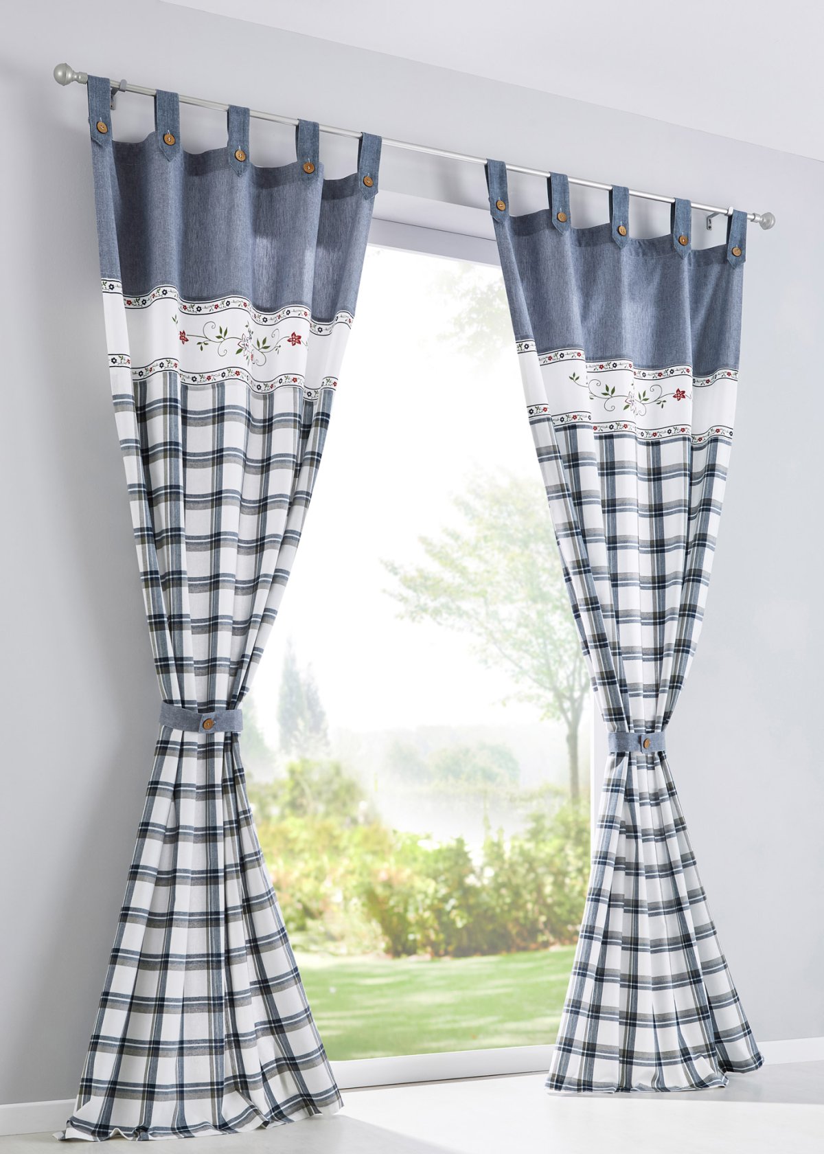 Шторы в клеточку на кухню