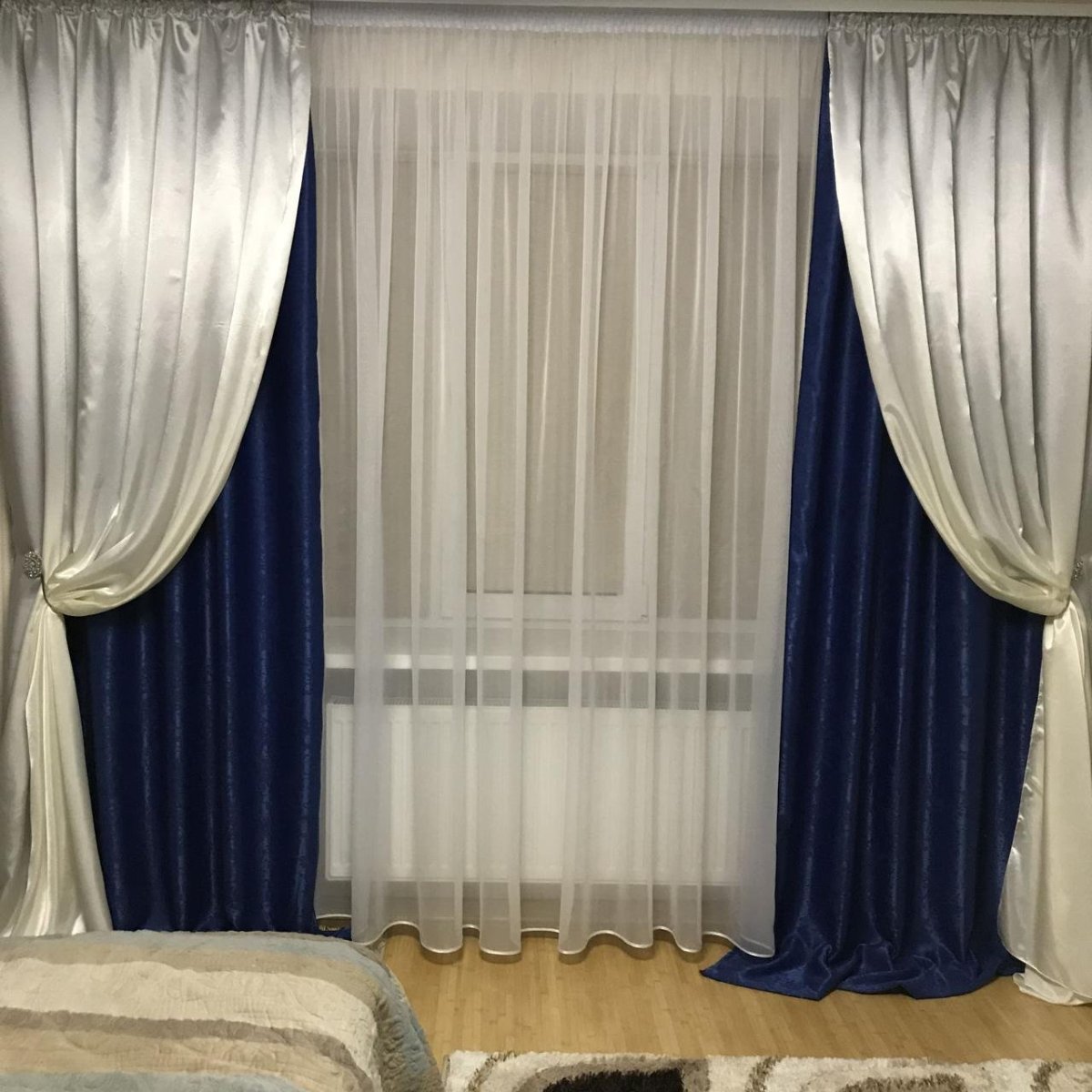 Атласные занавески в зал