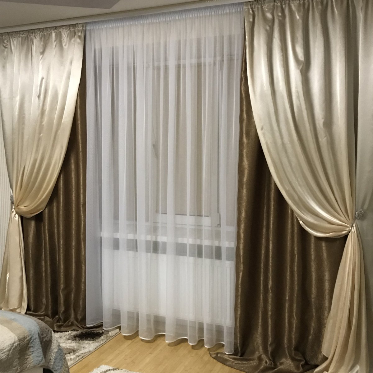 Атласные шторы для спальни