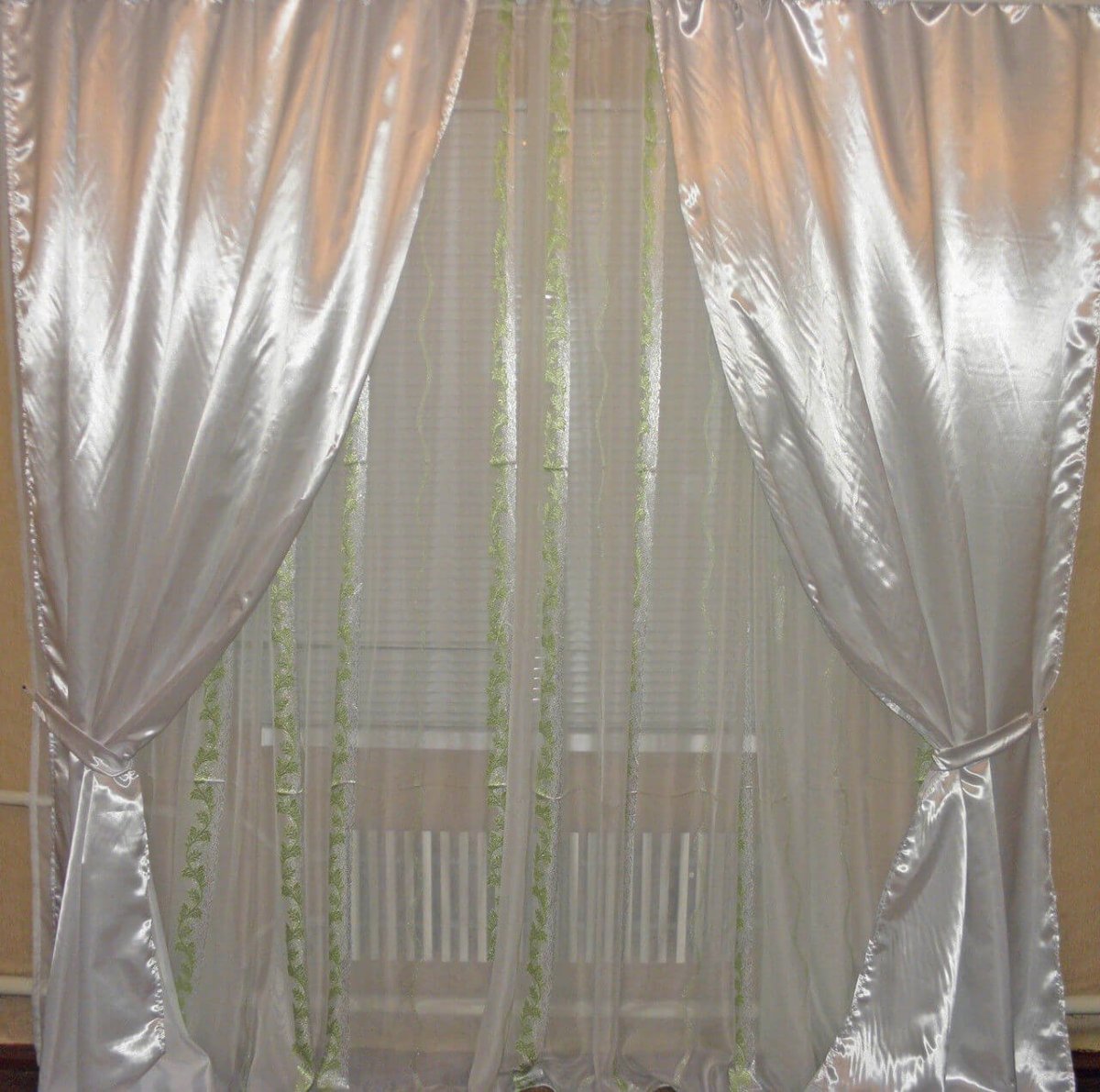 Белые атласные шторы