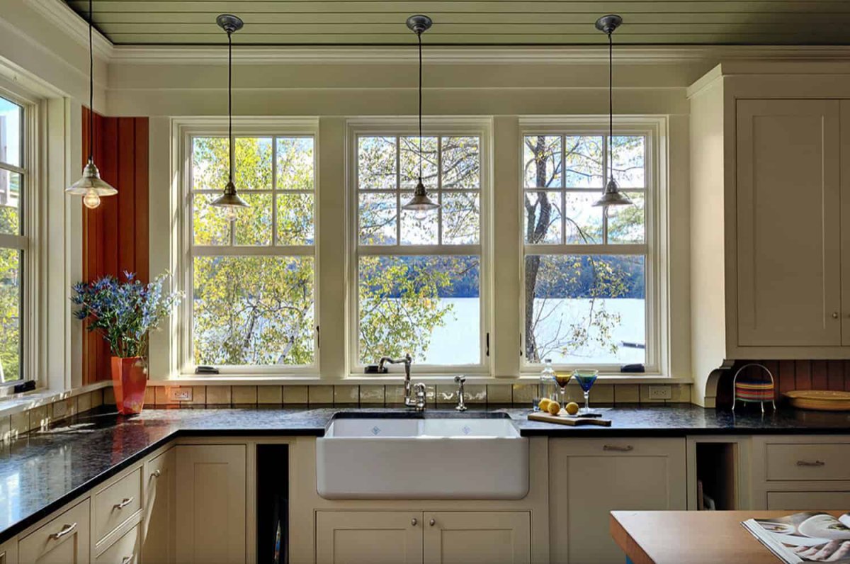 Кухня с окном в частном доме