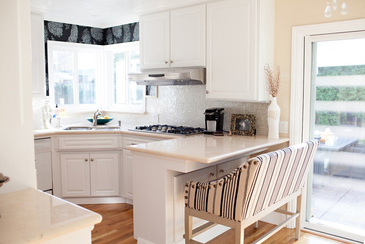 Кухня с окном в рабочей зоне