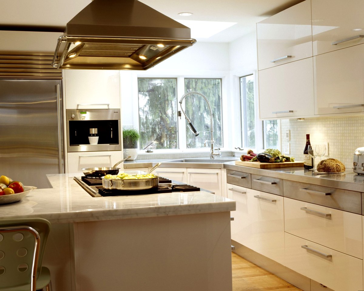 Стильная кухня с окном